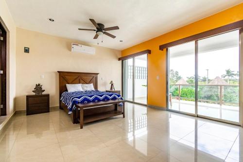 ein Schlafzimmer mit einem Bett und einem Deckenventilator in der Unterkunft Mario's house 2 beautiful rooftop pool in Cozumel