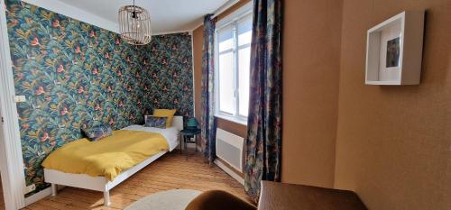 une petite chambre avec un lit et une fenêtre dans l'établissement Maison, au plus prés du centre ville et du Beffroi, 3 chambres et 1 Chambre de bébé, à Béthune