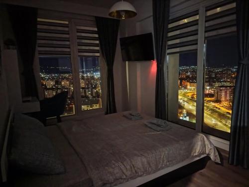 Una cama o camas en una habitación de 18th & 16h Floor Secure Luxury Condos With Pool & Fitness Included In Price