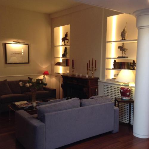 a living room with a couch and a table at Maison d'hôtes Bordeaux Centre Le Patio de l'Intendance in Bordeaux