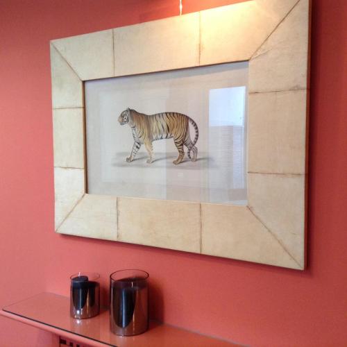 a picture of a tiger walking on a wall at Maison d'hôtes Bordeaux Centre Le Patio de l'Intendance in Bordeaux
