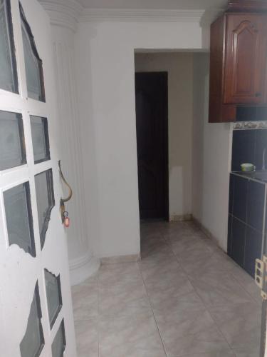 an empty room with a door and a kitchen at La fantástica Mi Hostal in Cartagena de Indias