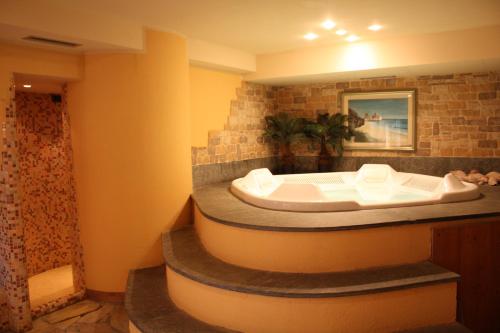 Et badeværelse på Le Rocher Hotel