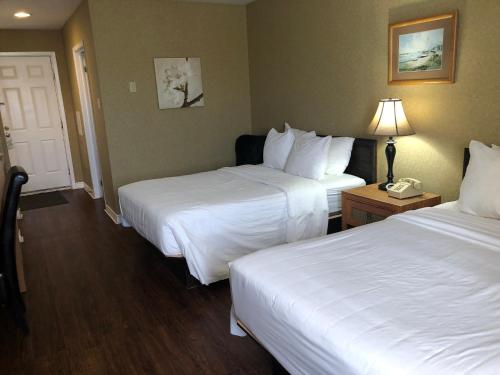 Ένα ή περισσότερα κρεβάτια σε δωμάτιο στο Annapolis Royal Inn & Suites