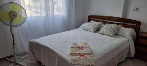 Postel nebo postele na pokoji v ubytování Habitacion Matrimonio a 100 m de la Playa de Poniente