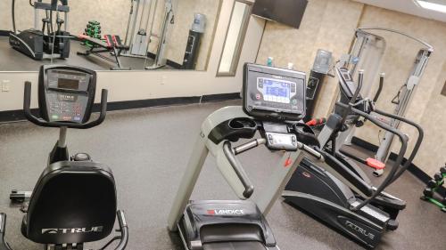Wingate by Wyndham Peoria - Complimentary Area Shuttleにあるフィットネスセンターまたはフィットネス設備
