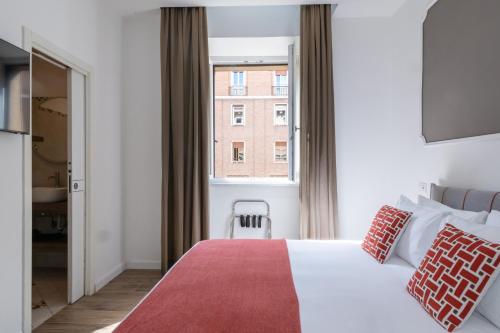una camera da letto con un letto grande e una finestra di Nox a Roma