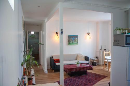 un salon avec un canapé et une table dans l'établissement Charming 45m2 apartment, à Vincennes