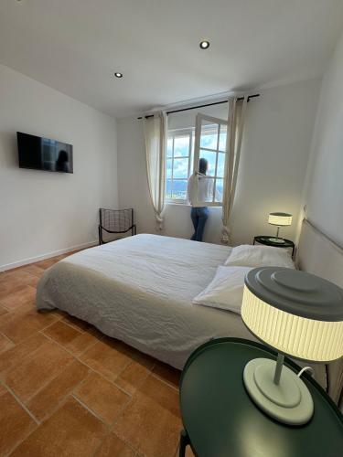 Appartement Vue Mer Porto-Vecchioにあるテレビまたはエンターテインメントセンター