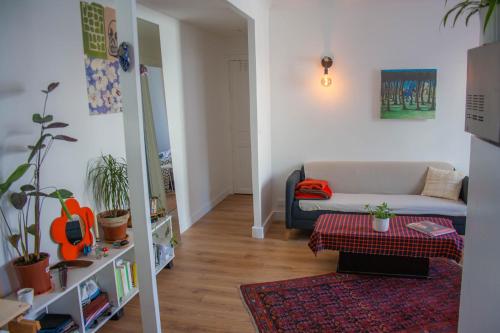 un salon avec un canapé et une table dans l'établissement Charming 45m2 apartment, à Vincennes
