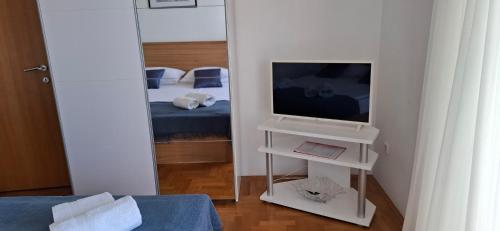 TV a/nebo společenská místnost v ubytování Apartments Lidija
