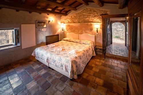 una camera con un grande letto di Albergo Diffuso - Rocca Calascio a Calascio