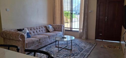 Ein Sitzbereich in der Unterkunft Stunning 2BR in Dar Beach, Dining, Transit Nearby
