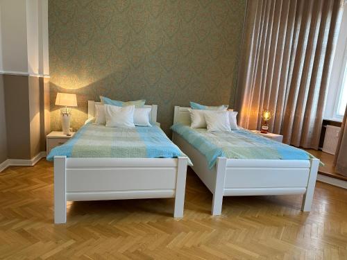 two beds sitting next to each other in a bedroom at Remedium Appartements in Vlotho