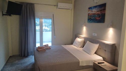 a bedroom with a large bed with a window at Villa Kavourakia in Kolios