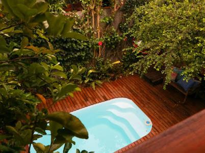 a bath tub sitting on a patio with plants at Flor da ilha in Ilha de Boipeba