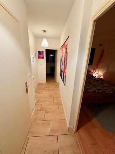 - un couloir avec du carrelage dans une maison dans l'établissement Le Nid Thermal, à Royat