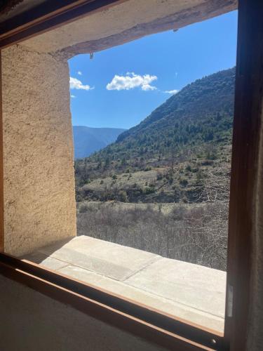 d'une fenêtre avec vue sur la montagne. dans l'établissement La Maison de Vergol, à Montbrun-les-Bains