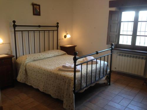 Un pat sau paturi într-o cameră la Podere Poggio Benedetto