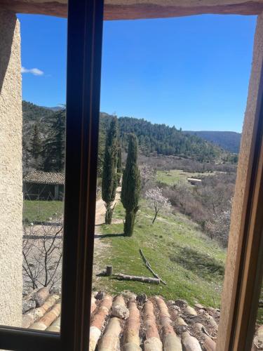 une vue d'un champ depuis une fenêtre dans l'établissement La Maison de Vergol, à Montbrun-les-Bains