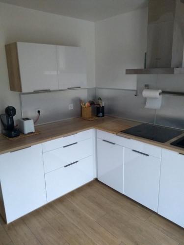 une cuisine avec des armoires blanches et un comptoir dans l'établissement Casa Matte, à Ajaccio