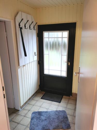 aoyer with a black door and a window at Dorfidylle Wiesens in Aurich