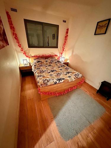 une chambre avec un lit et un miroir au mur dans l'établissement Le Nid Thermal, à Royat