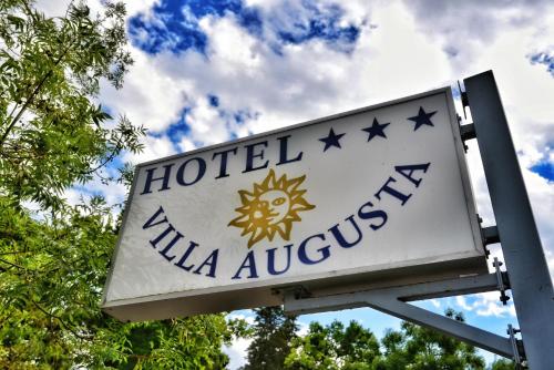 um sinal para um hotel com as palavras maliki em Hotel Villa Augusta em Grado