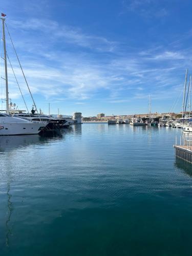 a boat is docked at a dock in the water at Appartement Coté jardin in Saint-Raphaël
