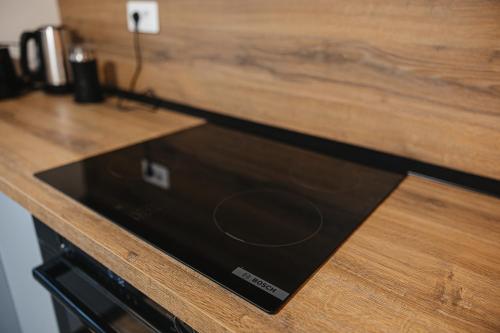 a microwave sitting on top of a wooden counter at Acasa la Pojorata in Pojorîta