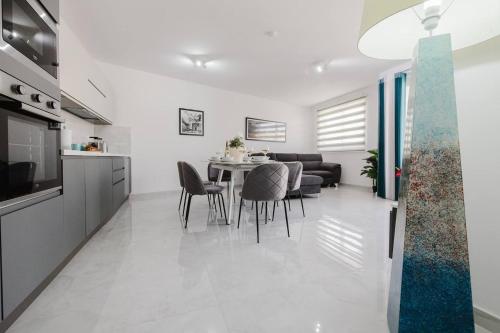 Kuchyň nebo kuchyňský kout v ubytování Ruby Residence Fl8 By Homely Malta!
