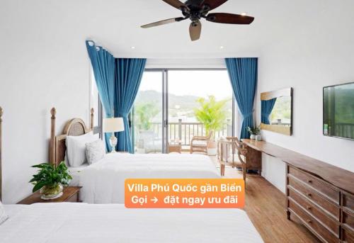 Una habitación de hotel con dos camas y balcón. en Villa Phú Quốc Gần Biển, en Phu Quoc