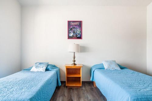 a room with two beds and a lamp in it at Paradise Villa in Cocoyoc in Cocoyoc