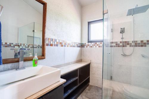 a bathroom with a sink and a shower at Paradise Villa in Cocoyoc in Cocoyoc