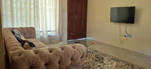 TV/Unterhaltungsangebot in der Unterkunft Stunning 2BR in Dar Beach, Dining, Transit Nearby