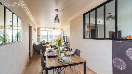 une salle à manger avec une table et des chaises en bois dans l'établissement L'escapade bretonne, à Saint-Brieuc