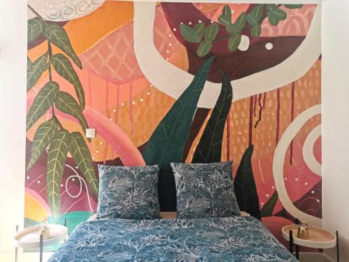 une chambre avec un lit avec un tableau sur le mur dans l'établissement Bright loft in Montmartre, à Paris