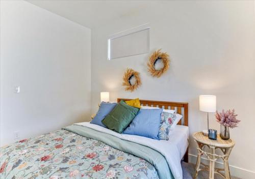 Una cama o camas en una habitación de Lemon Breeze