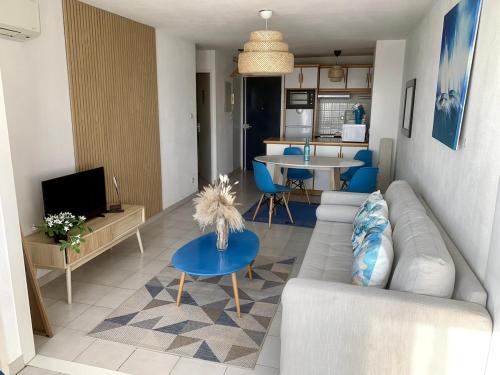 un salon avec un canapé et une table dans l'établissement Beautiful P2 center, harbor and sea view, à Sète