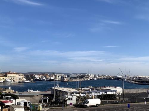 une vue d'une marina avec des bateaux dans l'eau dans l'établissement Beautiful P2 center, harbor and sea view, à Sète