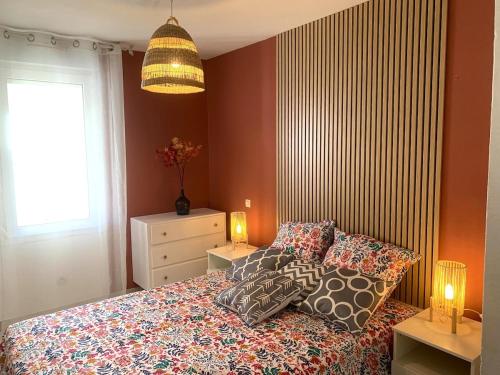 une chambre avec un lit avec des oreillers et une fenêtre dans l'établissement Beautiful P2 center, harbor and sea view, à Sète