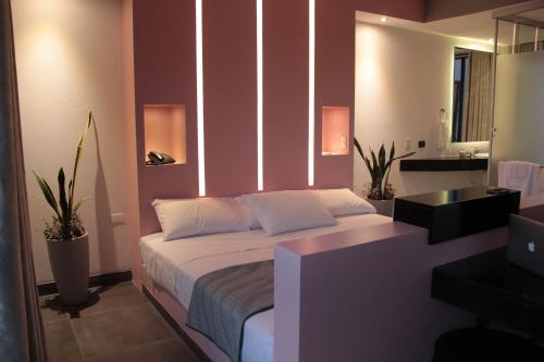 a bedroom with a large bed and a mirror at G Hotel by Gaya Group in Santa Cruz de la Sierra
