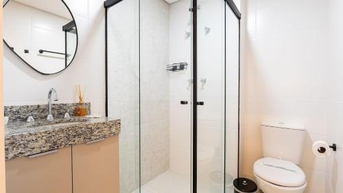 a bathroom with a shower and a toilet and a mirror at By DH: Luxo e conforto em Perdizes, aos poucos minutos do Allianz parque in Sao Paulo