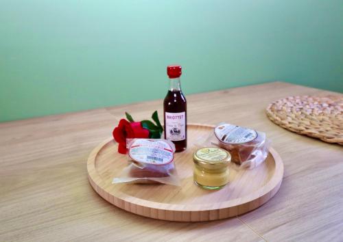 - une bouteille de vin assise au-dessus d'une table dans l'établissement Quai des Ducs, à Dijon