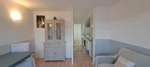 un salon avec une armoire et une cuisine dans l'établissement Locations LAC VERDON Climatisation, aux Salles-sur-Verdon