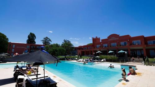 Der Swimmingpool an oder in der Nähe von Howard Johnson Chascomus