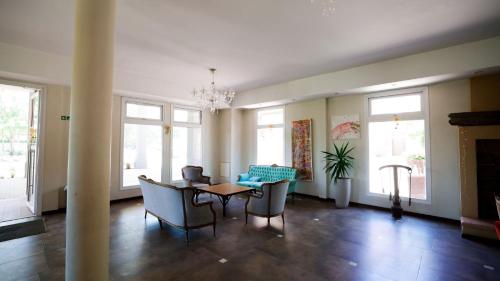 ein Wohnzimmer mit Tisch und Stühlen in der Unterkunft Howard Johnson Chascomus in Chascomús