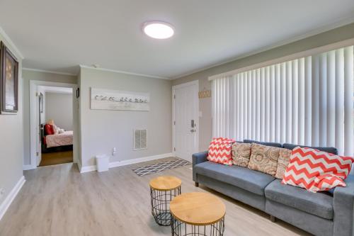 Posezení v ubytování 3 Mi to Dtwn Greensboro! Cozy Cottage with Deck