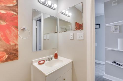 Koupelna v ubytování 3 Mi to Dtwn Greensboro! Cozy Cottage with Deck