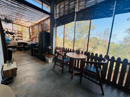 Ein Restaurant oder anderes Speiselokal in der Unterkunft Bajo Las Estrellas Eco Glamping 